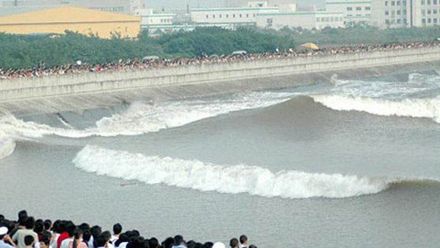 Jedna z největších přílivových vln opět okouzlila obyvatele i turisty u čínského zálivu
