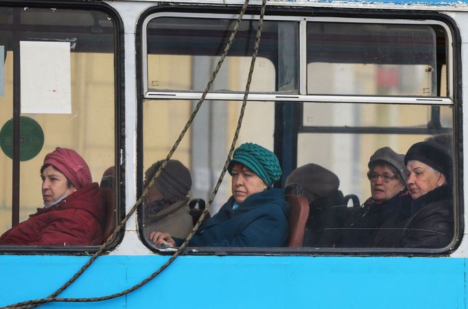 Rusové v trolejbusu v centru automobilového průmyslu v Kaluze.