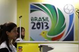 Odpověď je nasnadě - jde o součást tréninkových akcí, v nichž brazilské ozbrojené složky nacvičují, jak čelit bezpečnostním hrozbám v souvislosti s konáním prestižních sportovních akcí. Například červnového Konfederačního poháru FIFA 2013, považovaného za generální zkoušku na blížící se pořádání mistrovství světa v kopané za rok - v červenci 2014 .