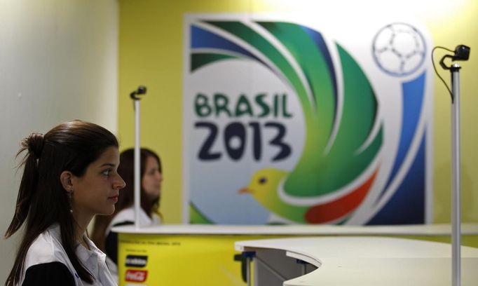 Workers attend the media presentation for FIFA Venue Ticket Centres in the six host cities of the FIFA Confederations Cup in Rio de Janeiro May 28, 2013. FIFA�s Marketing Director Thierry Weil showed how the ticketing pick-up will work and explained the ticket design and its special features. REUTERS/Pilar Olivares (BRAZIL - Tags: SPORT SOCCER) Published: Kvě. 28, 2013, 8:16 odp.