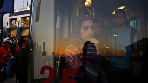 Syrští uprchlíci v autobusu do Atén.