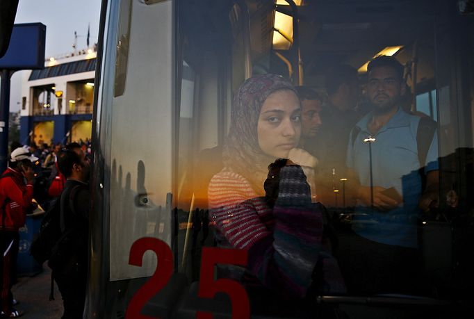 Syrští uprchlíci v autobusu do Atén.