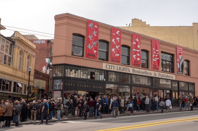 Knihkupectví City Lights při loňských oslavách 100. narozenin Lawrence Ferlinghettiho.