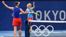 Barbora Krejčíková a Kateřina Siniaková v druhém kole čtyřhry na OH 2020