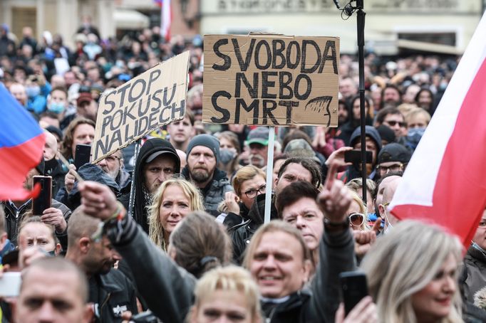 Demonstrace odpíračů protipandemických opatření na pražském Staroměstském náměstí.