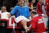 Lékař Pavel Kolář ošetřuje Tomáše Berdycha, už podle jeho bolestivé grimasy se dalo soudit, že jde o vážné zranění