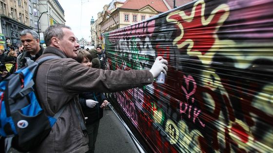 Foto: Svíčky i červené karty. Češi slavili výročí Listopadu