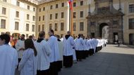 Průvod od arcibiskupského paláce.