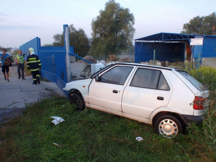 Sloupek přesekl motor vejpůl