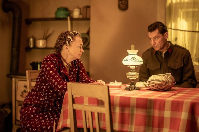 Jana Nagyová coby Mánina matka a David Švehlík jako Standa.