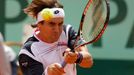 Španělský tenista David Ferrer returnuje proti Rafaelu Nadalovi během semifinále French Open 2012.