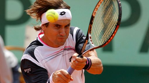 Španělský tenista David Ferrer returnuje proti Rafaelu Nadalovi během semifinále French Open 2012.