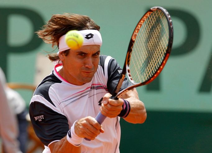 Španělský tenista David Ferrer returnuje proti Rafaelu Nadalovi během semifinále French Open 2012.