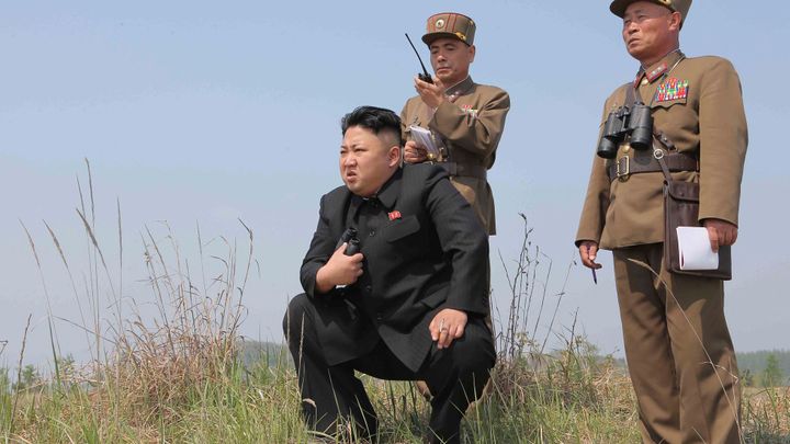 Otestovali jsme nový typ raketometu, oznámila KLDR. Kim byl se zkouškou spokojený