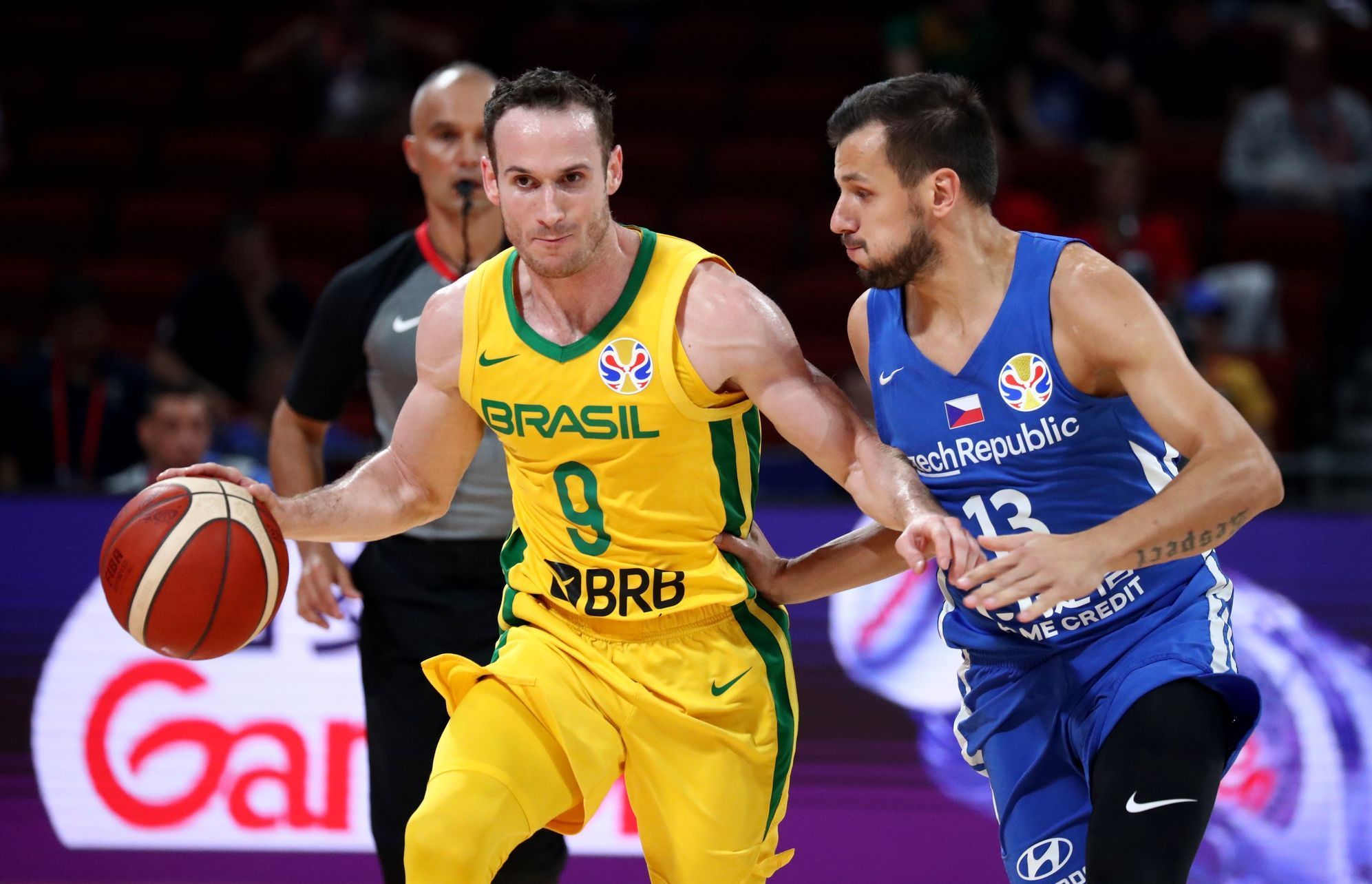 basketbal, MS 2019, Česko - Brazílie, Marcelinho Huertas a Jakub Šiřina