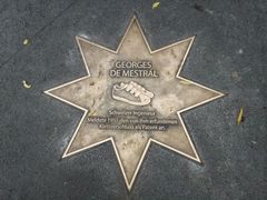 Pamětní deska Star Walk v Berlíně na památku Georges de Mestrala byla instalována v rámci projektu Umění v architektuře, za nímž stojí umělec Jörg Lange