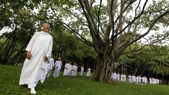 Foto: Thajské holčičky zkouší život buddhistických mnišek