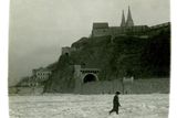 Anonym: Ledy pod Vyšehradem v Praze, kolem 1910, polovina stereofotografie, Sbírka Scheufler.