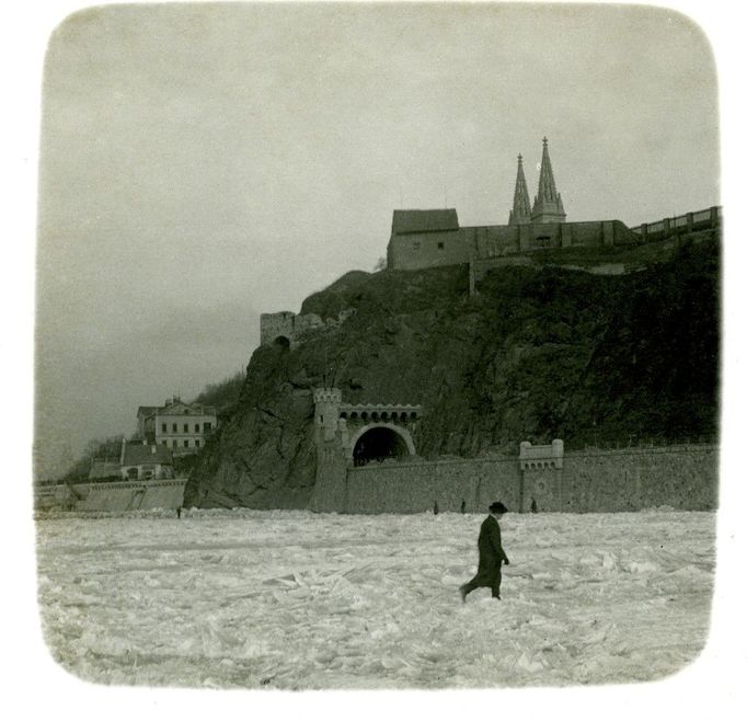 Anonym: Ledy pod Vyšehradem v Praze, kolem 1910, polovina stereofotografie, Sbírka Scheufler.