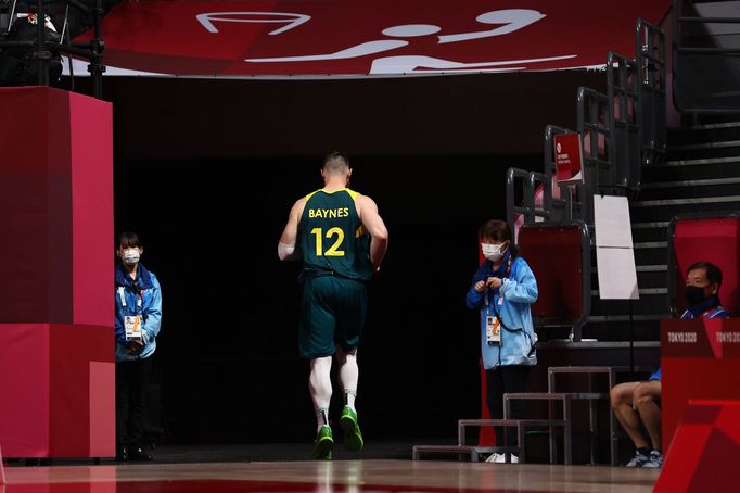 Australan Aron Baynes předčasně opouští utkání s Itálií na OH 2020.