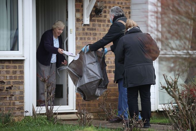 Britské úřady vyzvaly k otestování 80 tisíc obyvatel. Chtějí tím zastavit přenos nakažlivější varianty koronaviru.