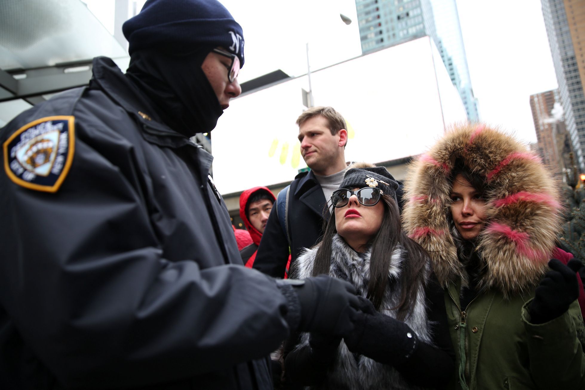 Bezpečnostní kontroly na náměstí Times Square v New Yorku.