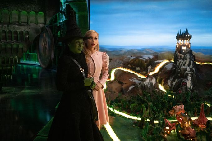 Cynthia Erivo jako Elphaba a Ariana Grande v roli Galindy.