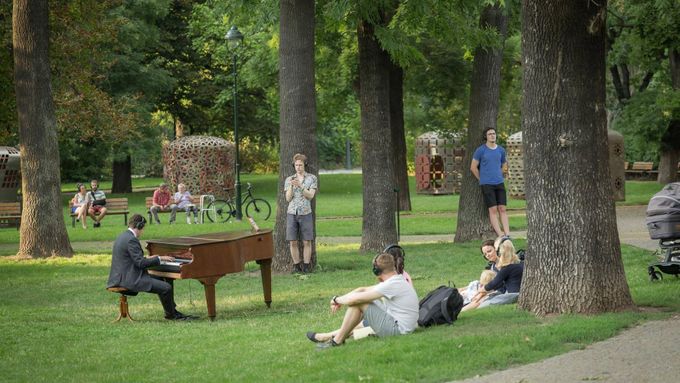 Foto: Violoncellista v obýváku, klavírista v parku. I tak může vypadat koncert klasické hudby