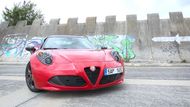 Alfa Romeo 4C - 5 prodaných kusů. Tohle nesmírně zábavné a velmi pohledné auto je zkrátka trochu silná káva pro konzervativní české řidiče.