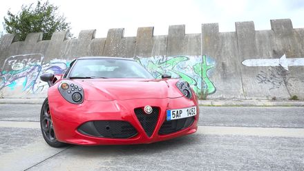 Lék na ztrátu paměti a továrna na adrenalin: Alfa Romeo 4C Spider