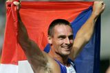 Roman Šebrle slaví s českou vlajkou titul mistra světa v desetiboji, který získal Ósace.