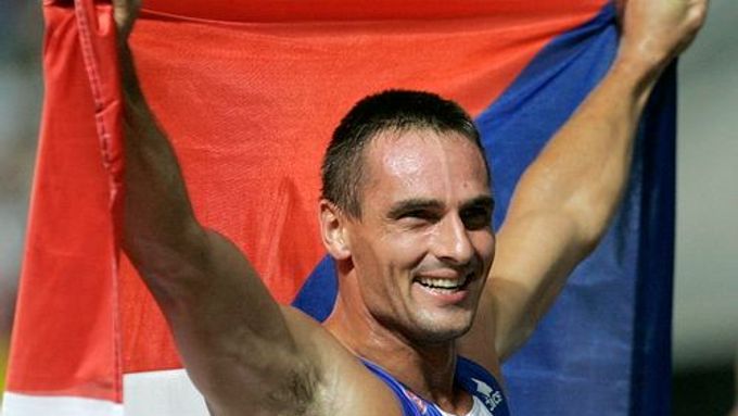 Roman Šebrle slaví s českou vlajkou titul mistra světa v desetiboji, který získal Ósace.