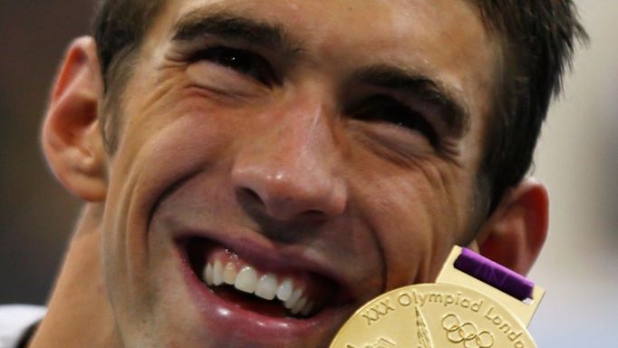 Americký plavec Michael Phelps slaví zlatou medaili za štafetu 4x200 metrů volným stylem na OH 2012 v Londýně.