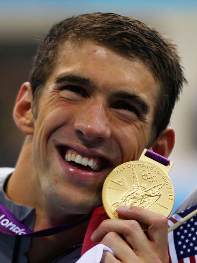 Americký plavec Michael Phelps slaví zlatou medaili za štafetu 4x200 metrů volným stylem na OH 2012 v Londýně.