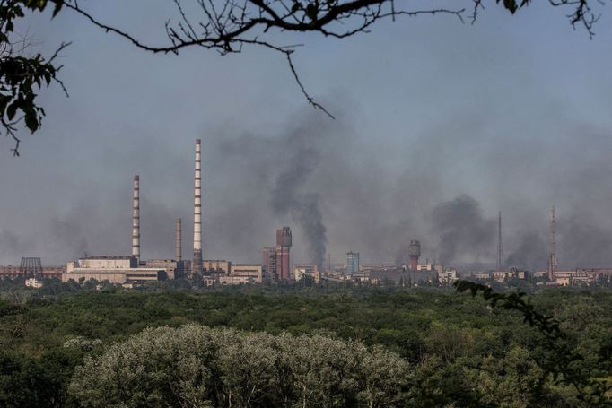 Stoupající dým z chemičky Azot v ostřelovaném Severodoněcku.