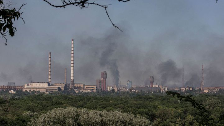 Severodoněck připomíná Mariupol. Lidé se ukryli do obří chemičky, Rusové ji ostřelují; Zdroj foto: Reuters