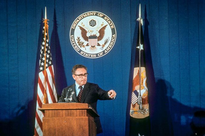 Americký ministr zahraničí Henry Kissinger hovoří během tiskové konference na ministerstvu zahraničí 10. srpna 1974 ve Washingtonu