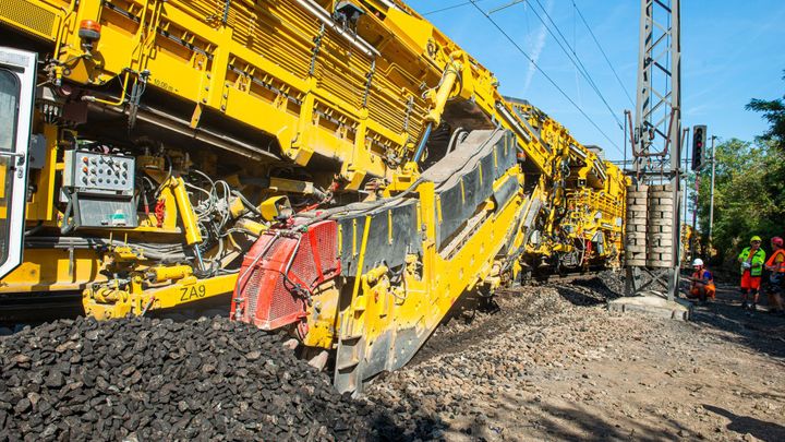 Unikátní stroj opět na skok v Česku. Nahlédněte, jak si za jízdy pod sebou staví trať; Zdroj foto: Swietelsky