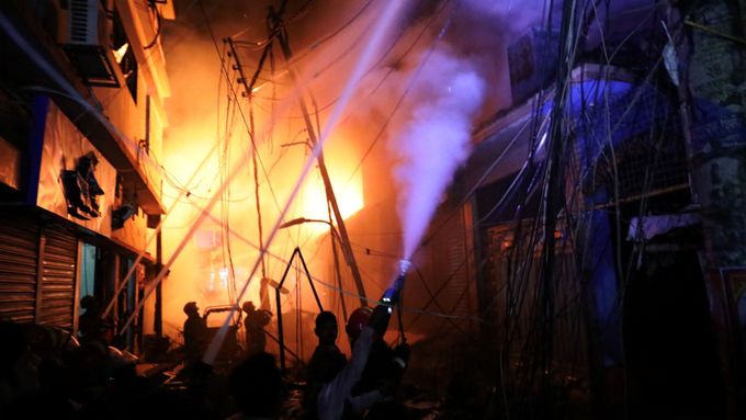 Oheň pohltil obytný dům v bangladéšské metropoli. Zemřely desítky lidí
