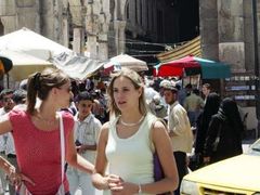 Turisté se procházejí centrem historické tržnice v Damašku. Tisíce dovolenkářů v těchto dnech zaplaňují syrské hlavní město, přes které utíkají z ostřelovaného Libanonu.