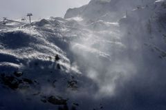 Sjezdovkou ve francouzských Alpách se prohnala lavina, lyžaři byli evakuováni