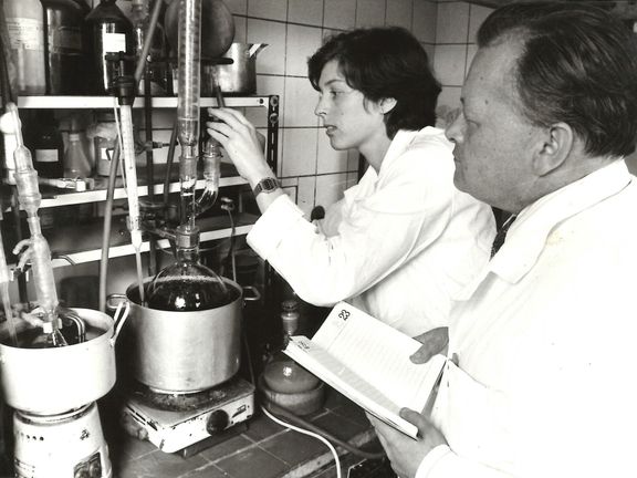 Antonín Holý s Hanou Dvořákovou v laboratoři, ze které vzešli přelomové látky, které se dodnes využívají při léčbě AIDS.