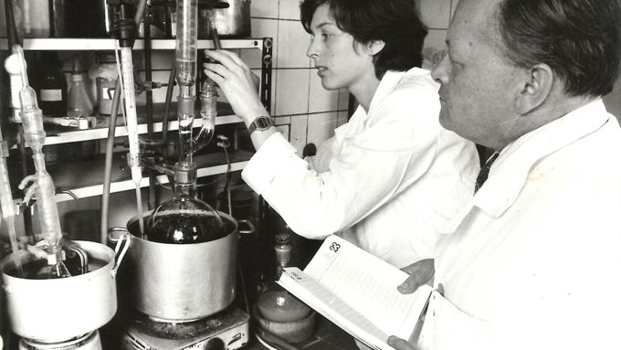 Hana Dvořáková na archivním snímku s Antonínem Holým v laboratoři, ze které vzešly přelomové látky, které se dodnes používají například při léčbě viru HIV.
