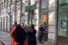 Peníze nevyberete, platby neodejdou, úvěry ale plaťte. Co mají dělat klienti Sberbank