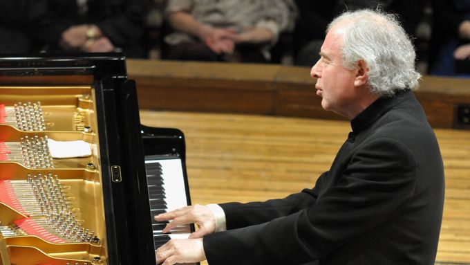 Schiff v Praze zahraje Beethovenovu Sonátu pro klavír č. 30 E dur.