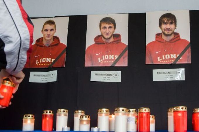 Spoluhráči tragicky zesnulých basketbalistů Jindřichova Hradce Michala Fröhdeho, Filipa Sahana a Romana Vacha se 15. ledna setkali k tryzně před jindřichohradeckou sporto