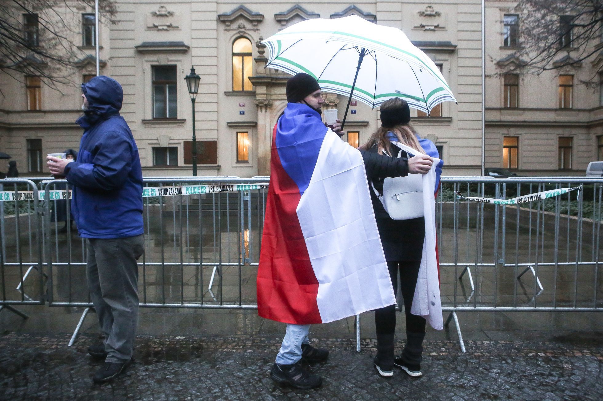 Protest / demonstrace proti vládním koronavirovým opatřením, blokáda Úřadu vlády, otevřené Česko
