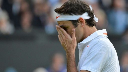 Zklamaný Roger Federer na Wimbledonu 2013.