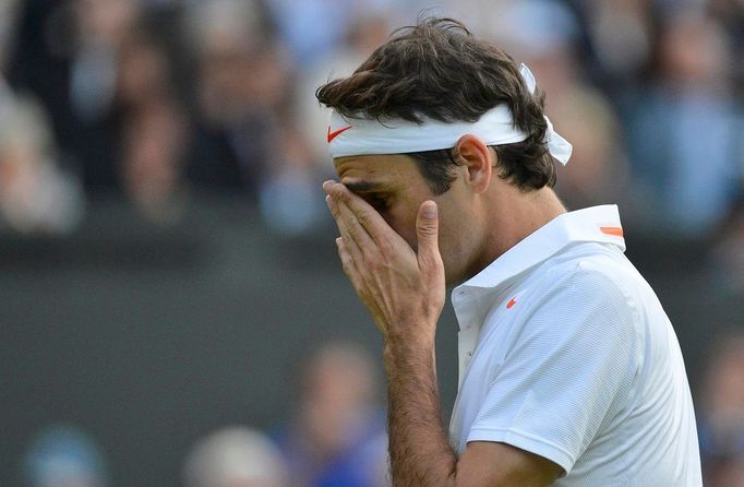 Zklamaný Roger Federer na Wimbledonu 2013.