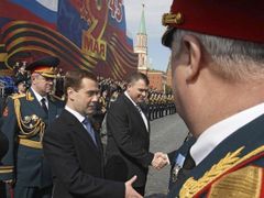 Medveděv zdraví ruské veterány. Tradice vojenských přehlídek na Rudém náměstí na Den vítězství byla loni obnovena